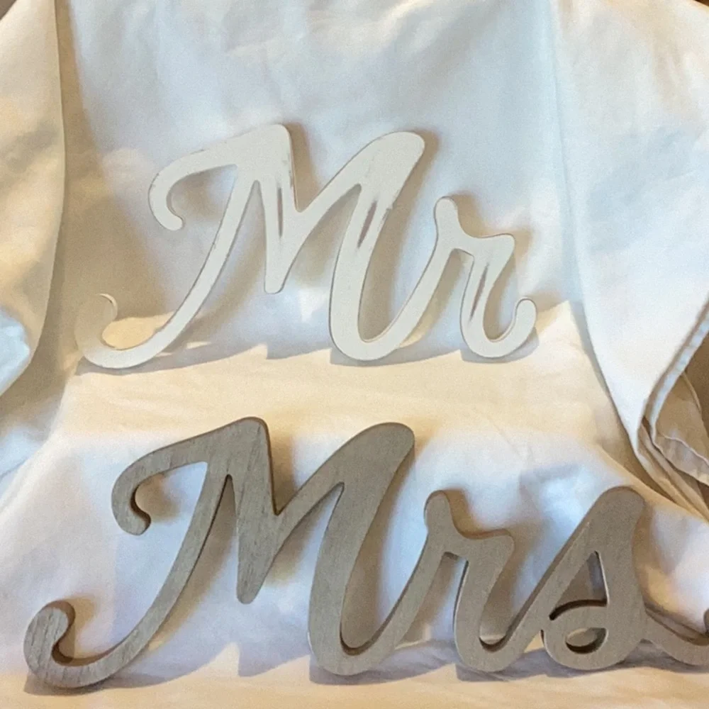 Mr & Mrs wood wedding decor